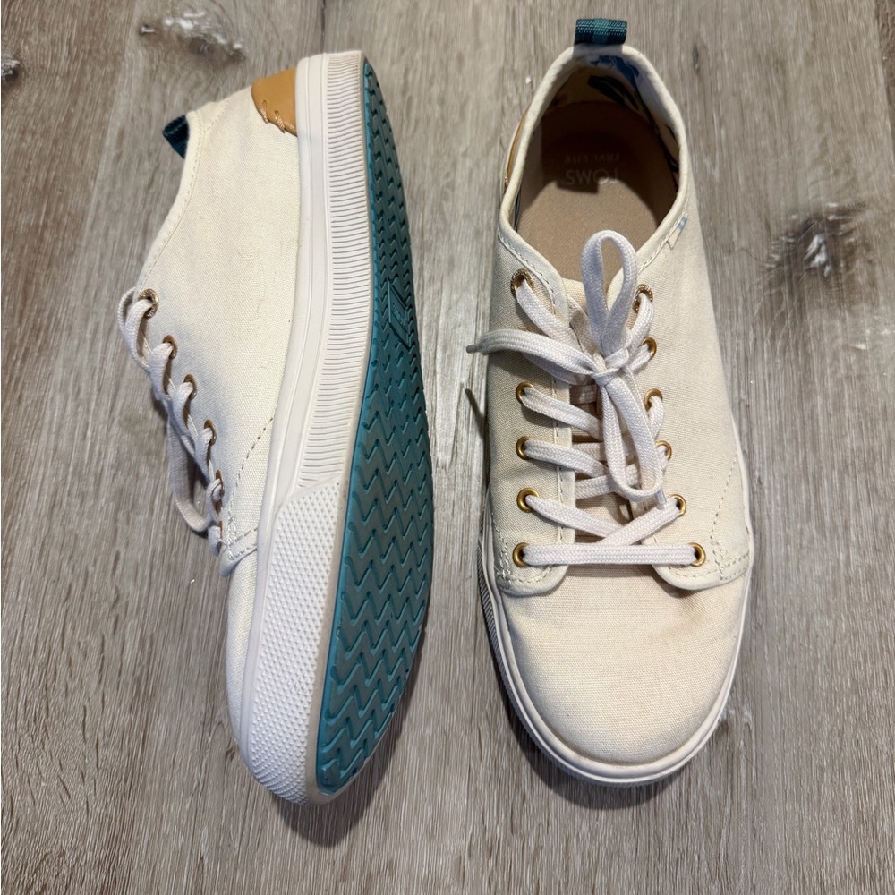 Toms Travel Lite Cream Canvas Sneakers with Teal Soles 8.5